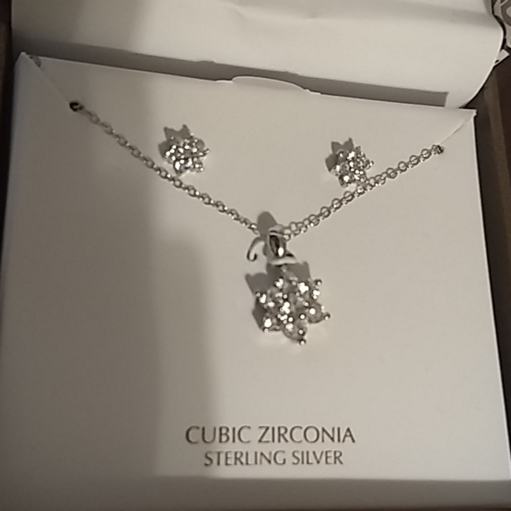 Giani B Earrings and Necklace Set